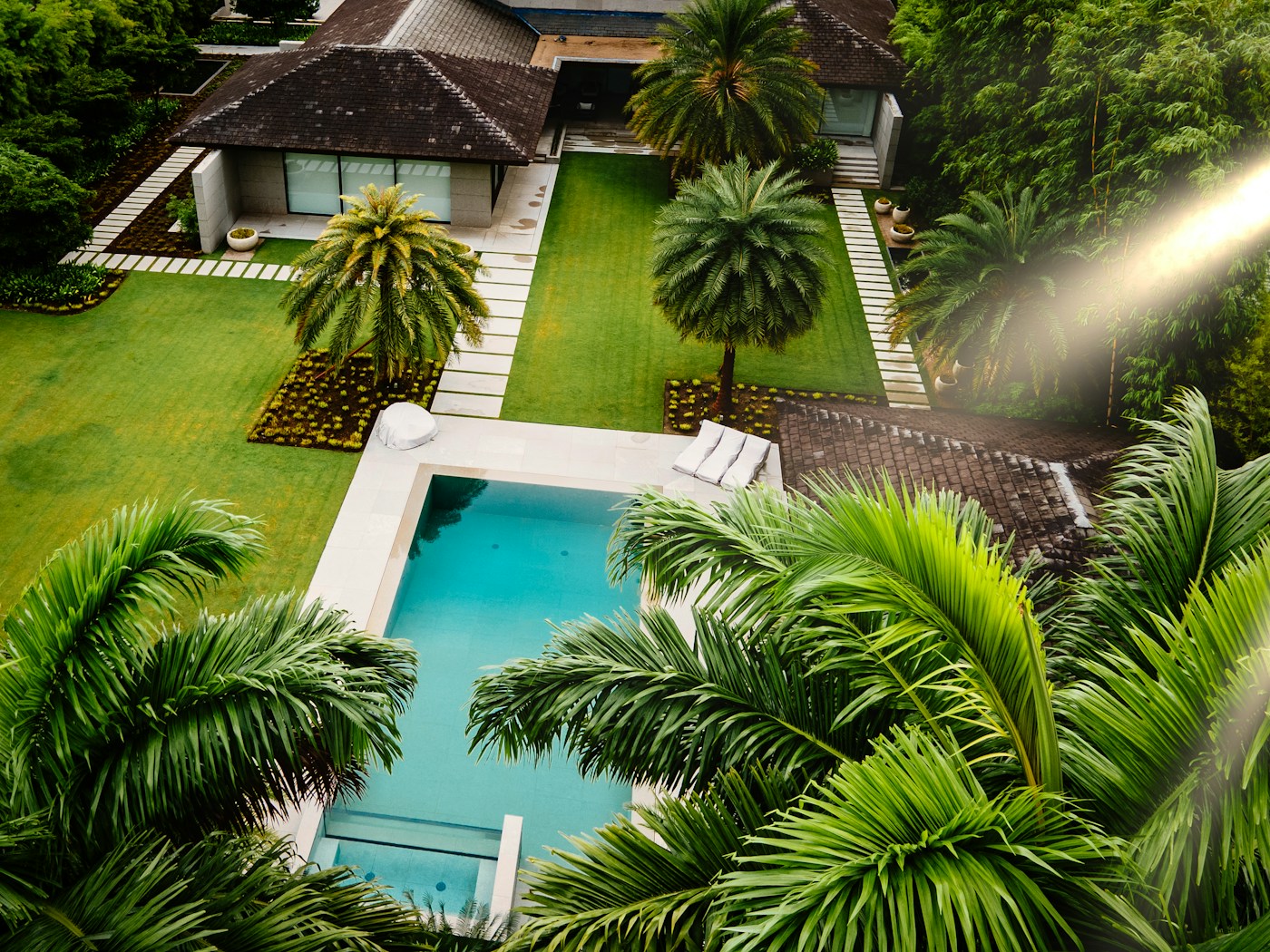 Villa avec piscine et végétation tropicale